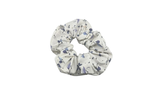 Tolles xxl scrunchie in Baumwolle in der Frabe weiß mit Blumenmuster